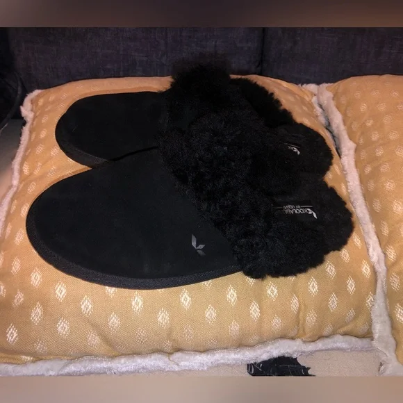 NWOT UGG black fluffy slippers koolaburra - Picture 3 of 7